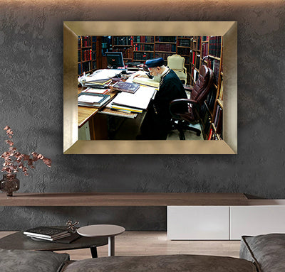 1579 - תמונה של הרב עובדיה יוסף יושב בחדר עם ספרי תורה ומתפלל להדפסה על קנבס או זכוכית