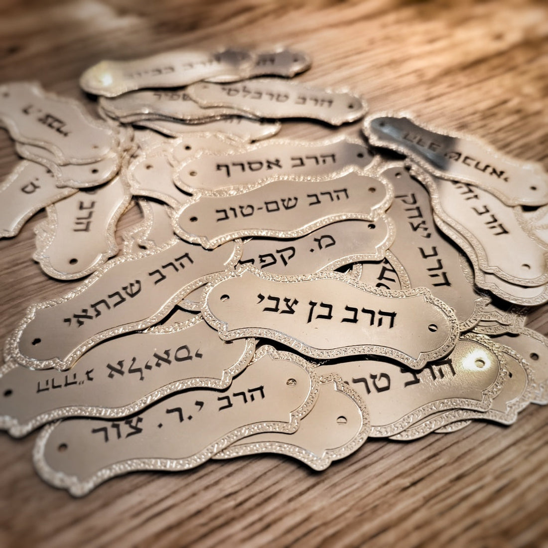 חריטת שמות על כסאות בית כנסת בשילוב ציפוי זהב מבית אספקלריה