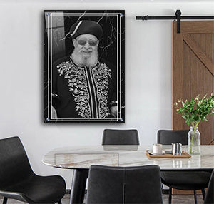 1574 - תמונה של הרב עובדיה יוסף מחייך על רקע שיש שחור ולבן להדפסה על קנבס או זכוכית