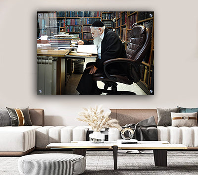 1580 - תמונה של הרב עובדיה יוסף יושב בחדר עם ספרי תורה ומתפלל להדפסה על קנבס או זכוכית