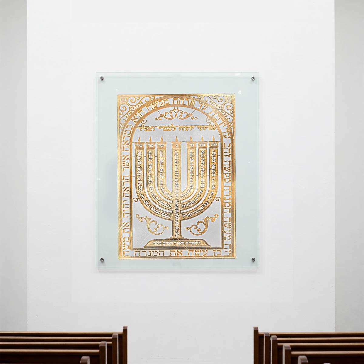שלט למנצח צורת המנורה בזהב