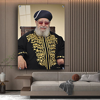 1565 - תמונה של הרב עובדיה יוסף יושב על כסא ומחייך להדפסה על קנבס או זכוכית