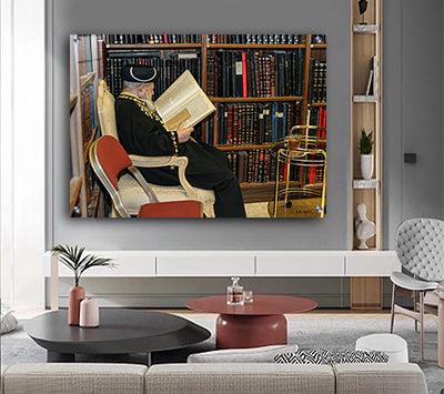 1572 - תמונה של הרב עובדיה יוסף יושב על כורסא ומתפלל להדפסה על קנבס או זכוכית