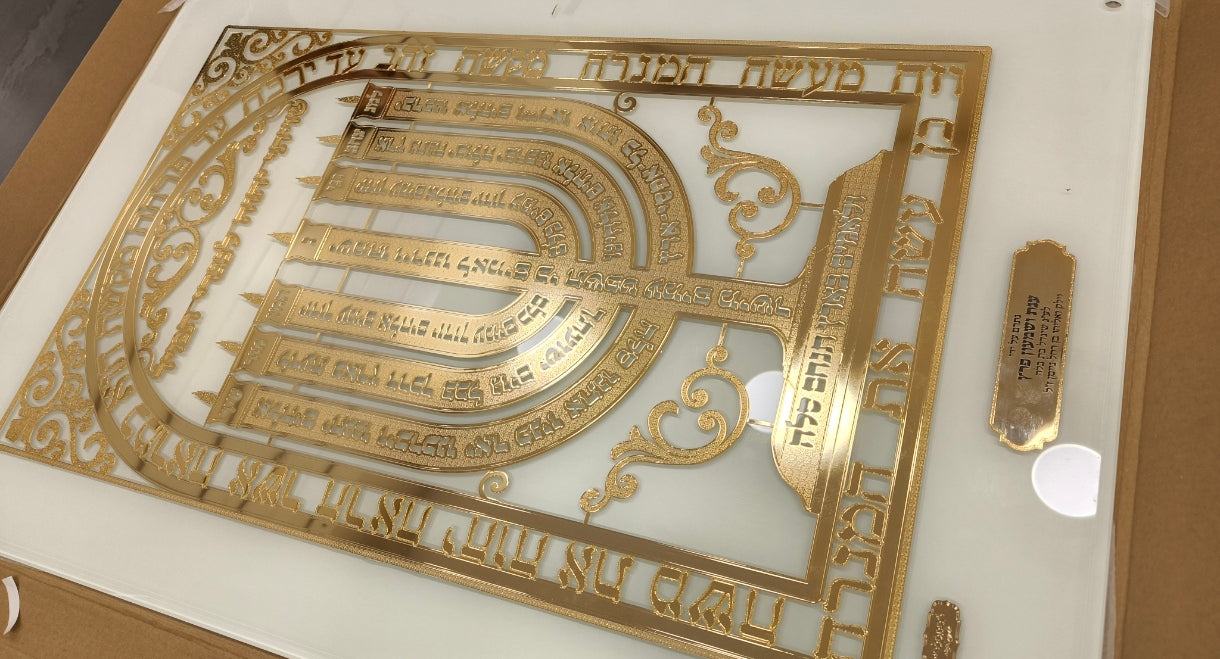 שלט למנצח צורת המנורה בזהב