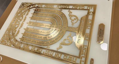 שלט למנצח צורת המנורה בזהב