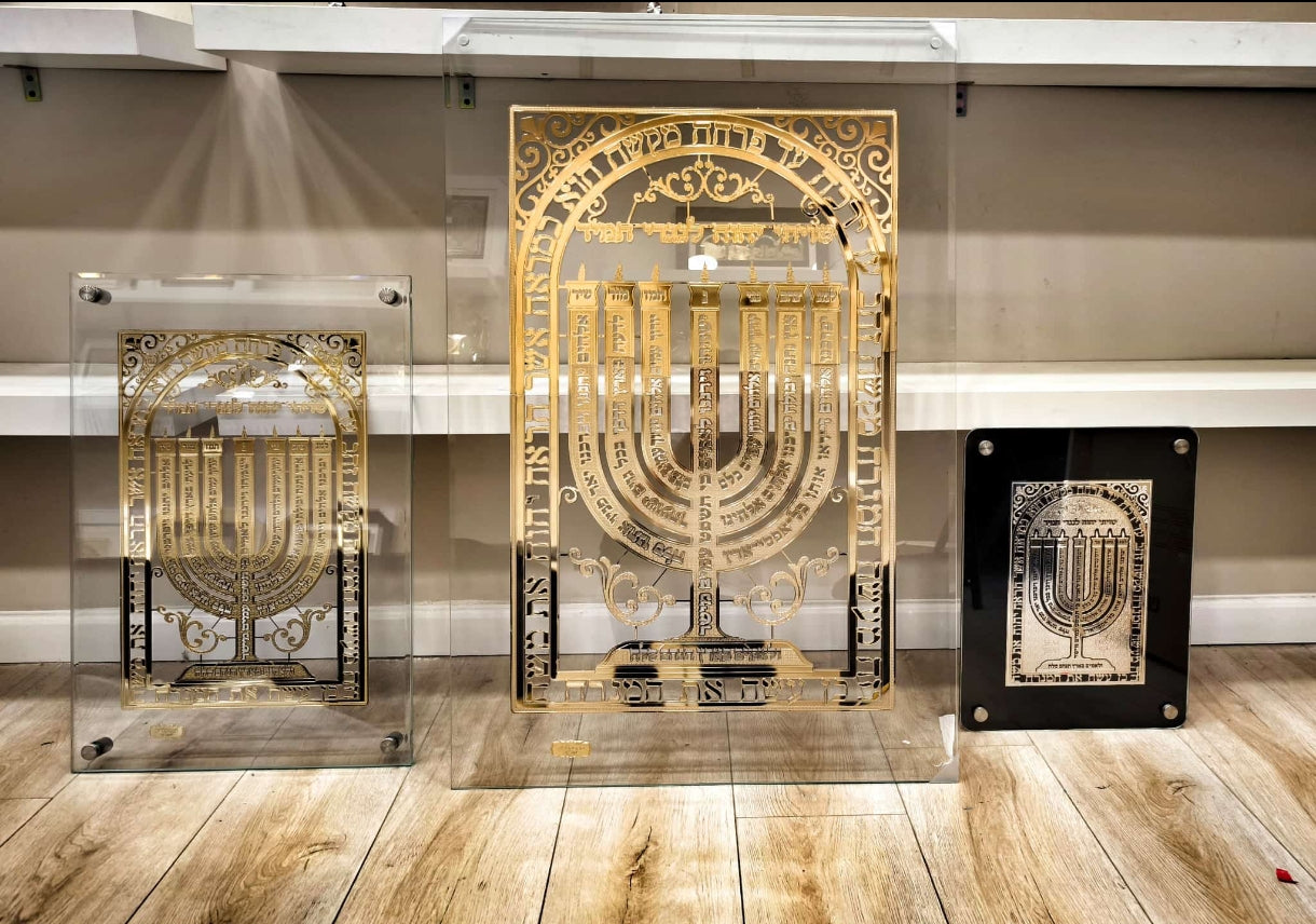 שלט למנצח צורת המנורה בזהב
